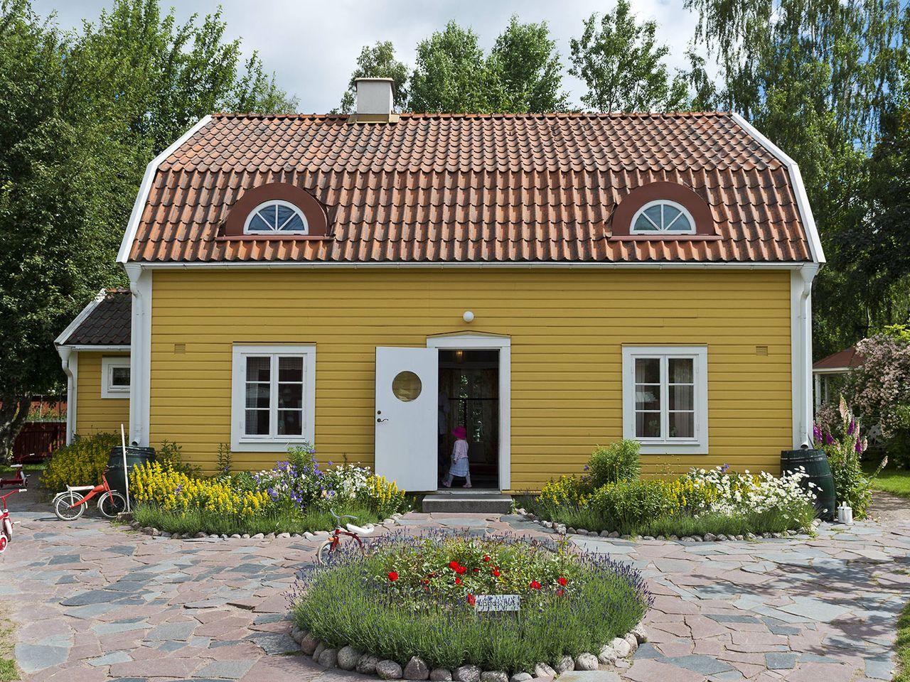 Ein gelbes Holzhaus im Freizeitpark „Astrid Lindgrens Welt“