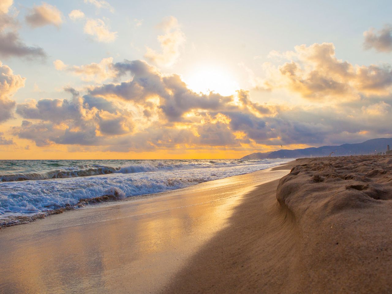Sandstrand von Castelldefels bei Sonnenuntergang