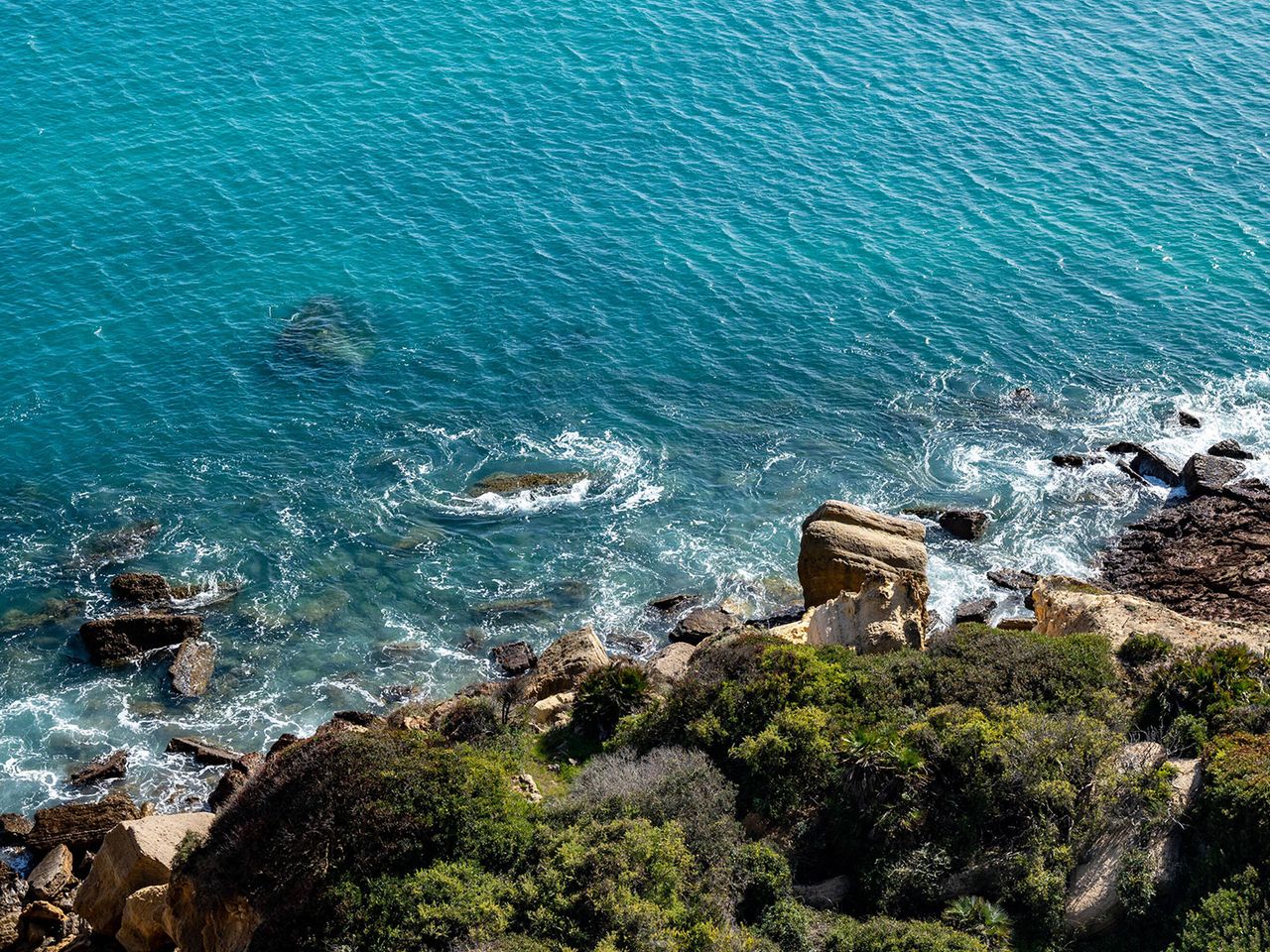 Fischerpfad in Portugal, Steilküste und brandendes Meer