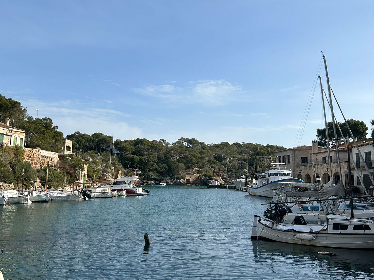 Cala Figuera, Boote und Häuser
