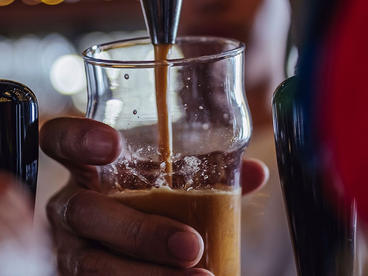 Barista brüht einen modernen Kaffee im „Nightjar“ auf.