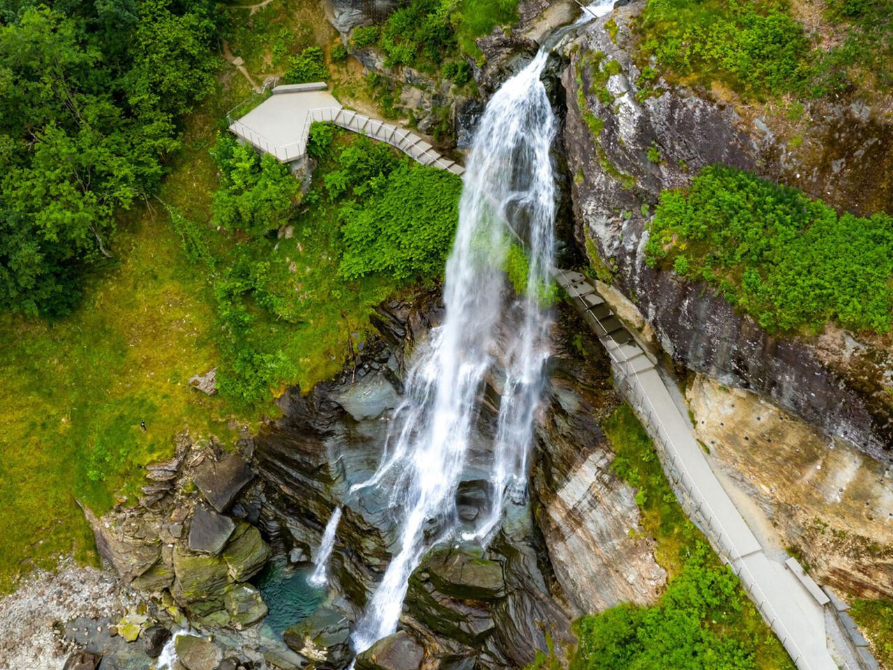 Steinsdalsfossen mit Spazierweg, Wasserfall in Norwegen