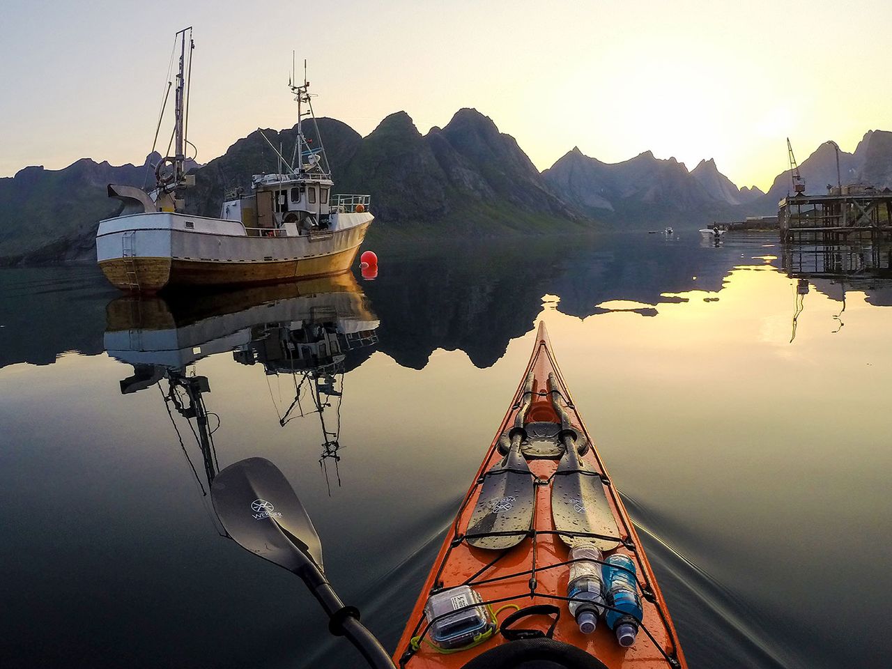 Fischerboot und Kajak am Kerkfjorden
