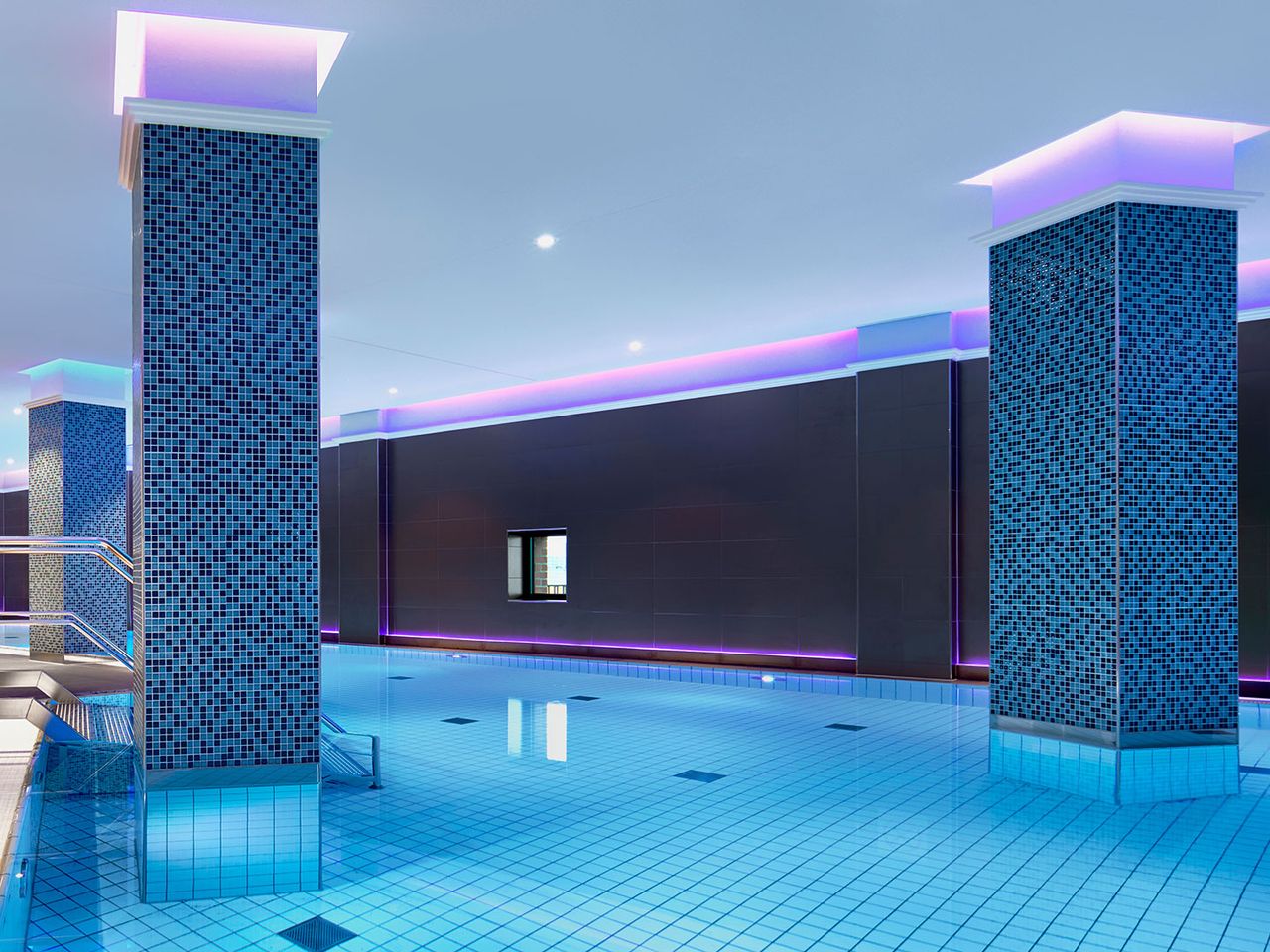 Der 20 Meter lange Indoor-Pool im „Heavenly Spa“ im „Westin Hamburg“