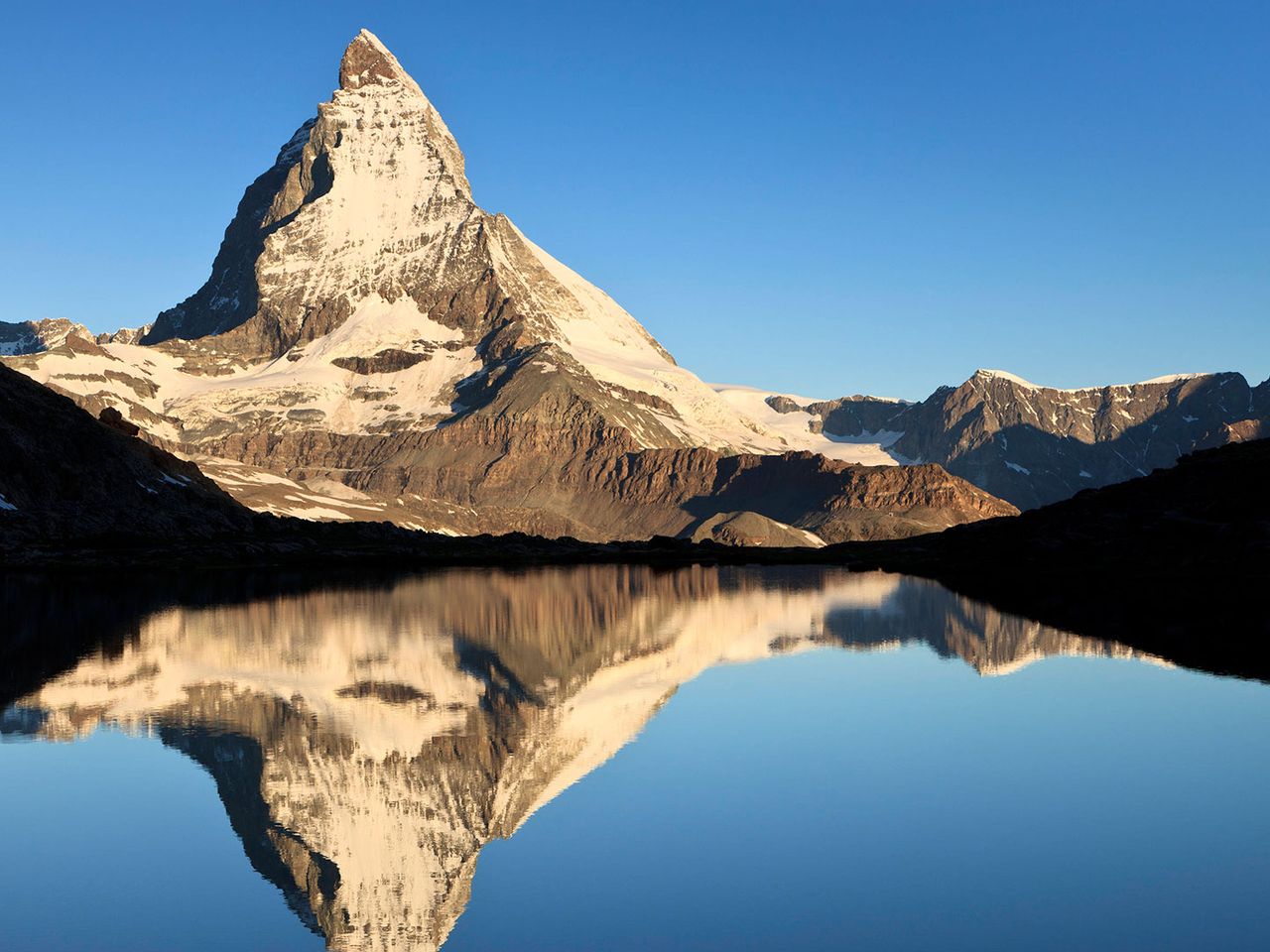 Das Matterhorn spiegelt sich im Schweizer Riffelsee