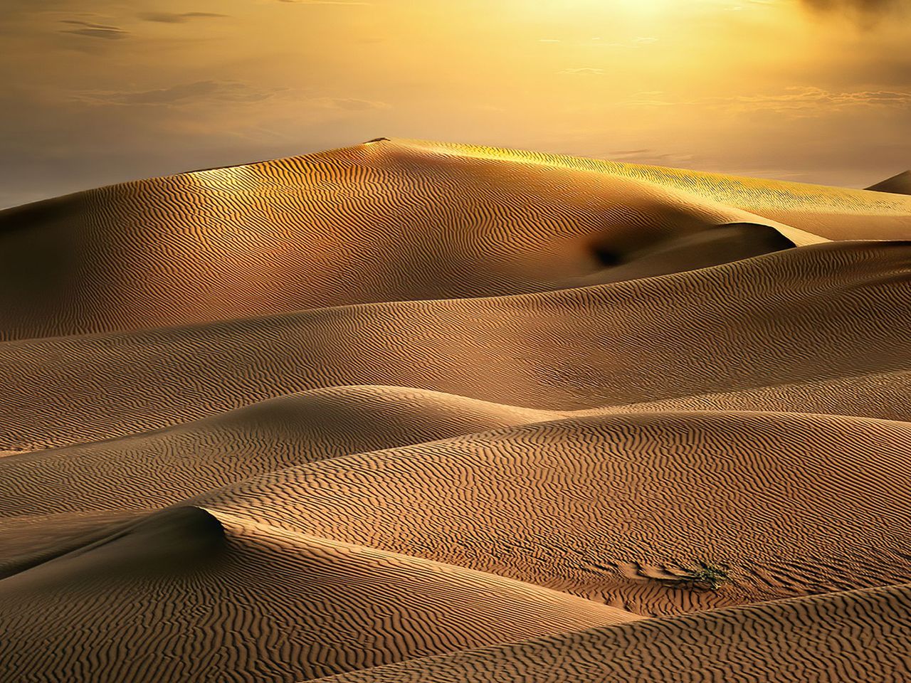 Sonne geht hinter den Sanddünen der Wüste Rub al-Khali unter
