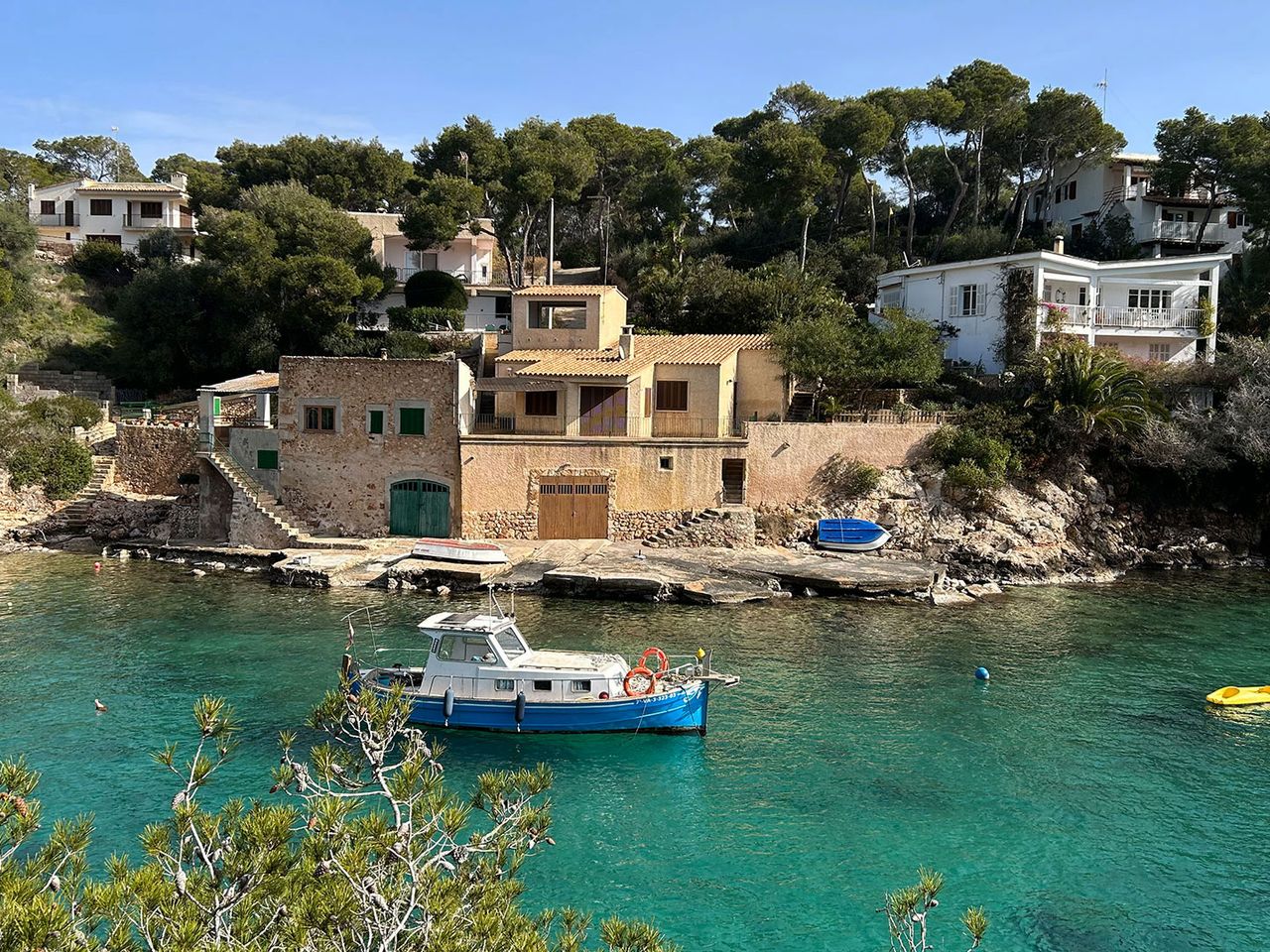 Boot tümpelt in der Bucht Cala Figuera auf Mallorca