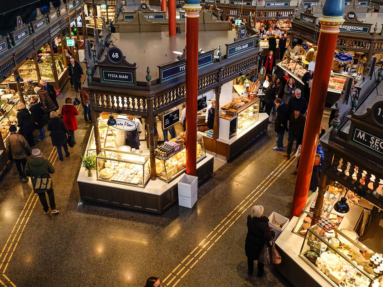Östermalms Saluhallen von innen, Blick von oben auf Verkaufsstände