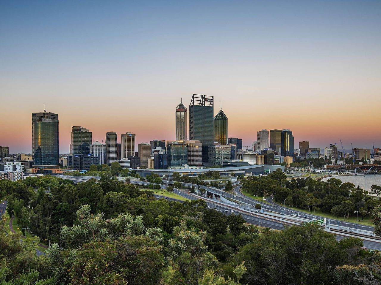 Blick vom Kings Park auf Swan River und Skyline von Perth