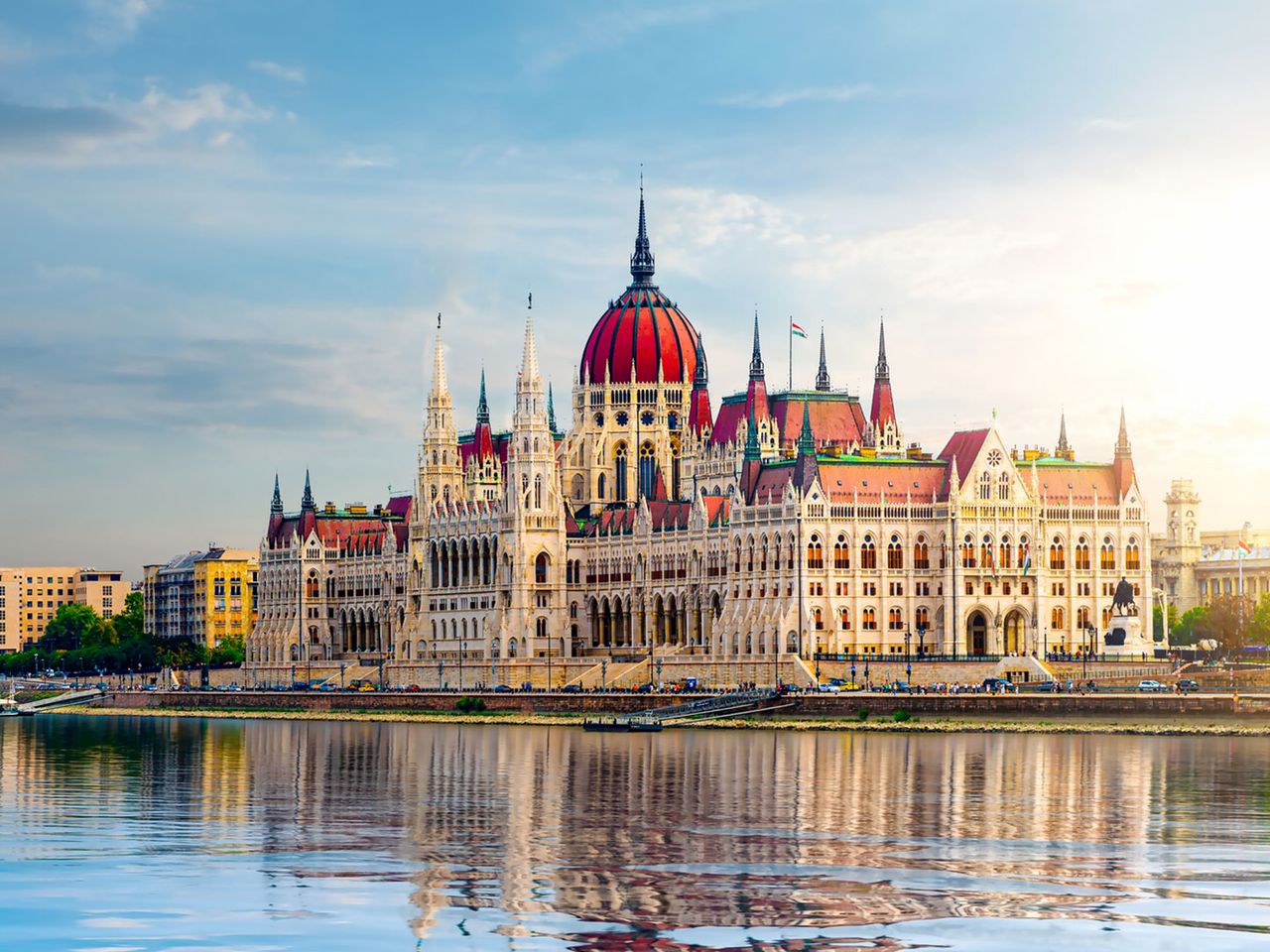 Parlamentsgebäude von der Donau aus gesehen, Budapest