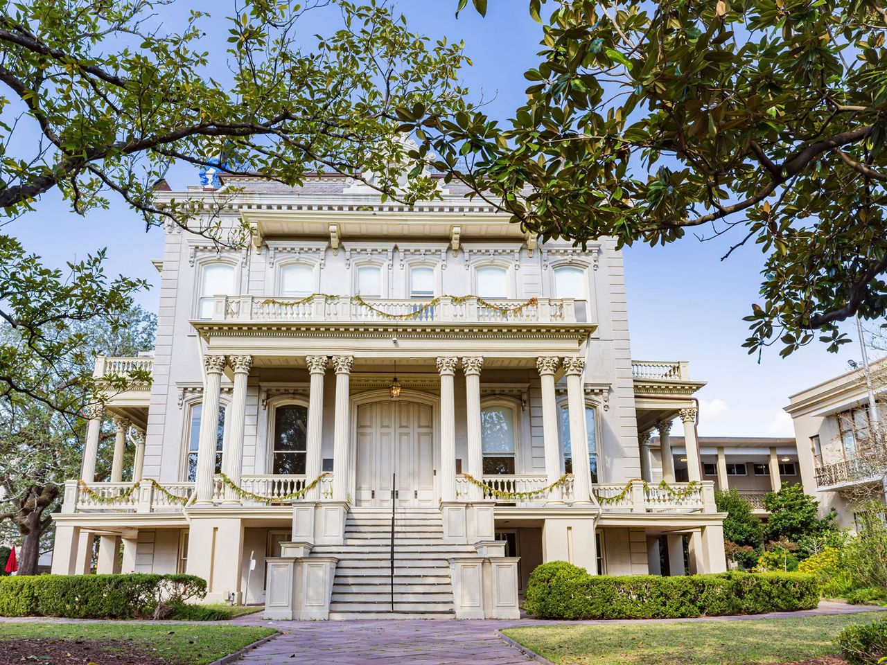 Prächtige weiße Villa im Garden District von New Orleans
