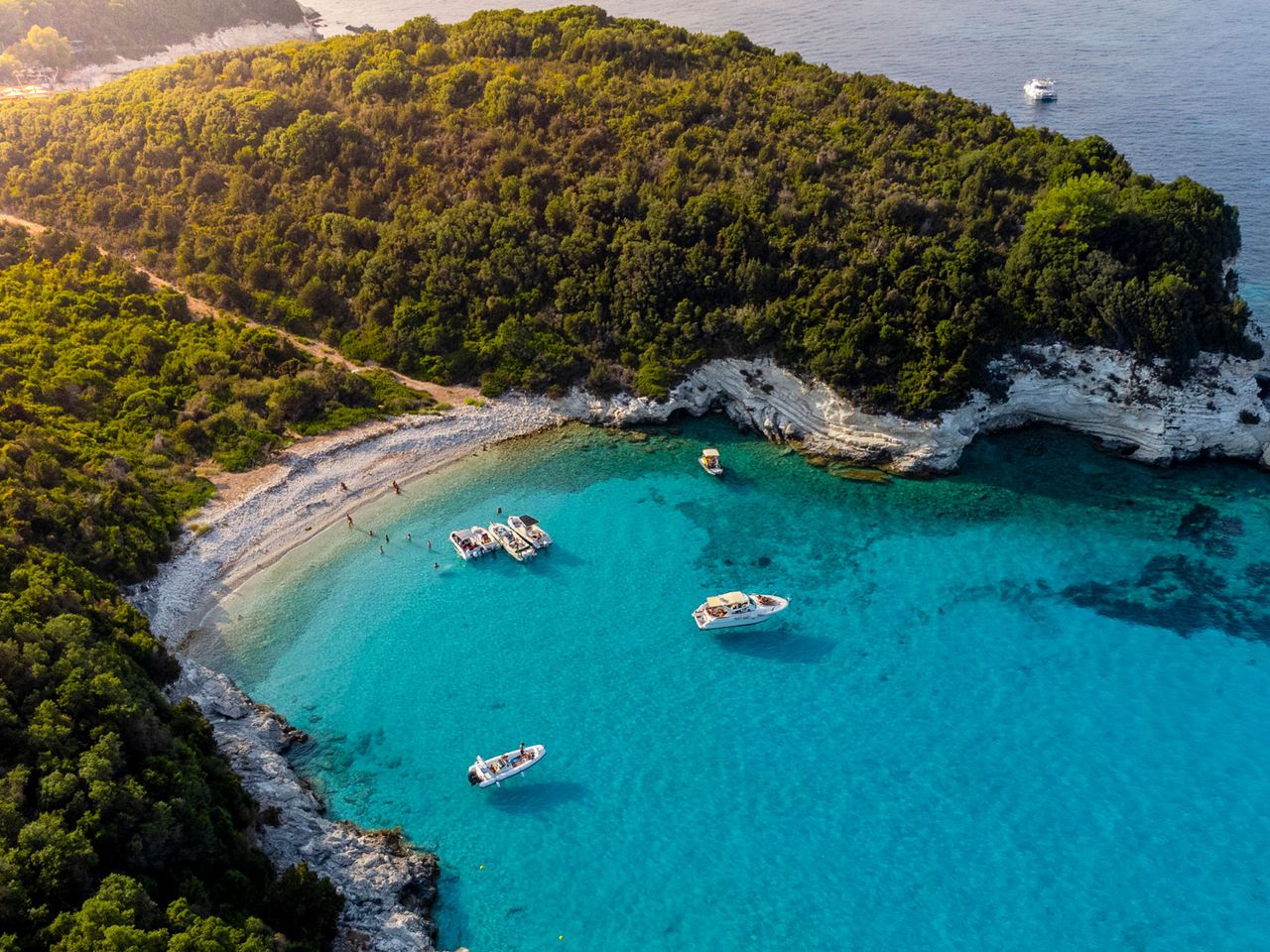 Luftaufnahme von einem Strand auf Antipaxos, Griechenland