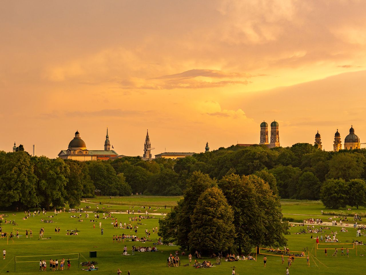 Englischer Garten in München während der Dämmerung