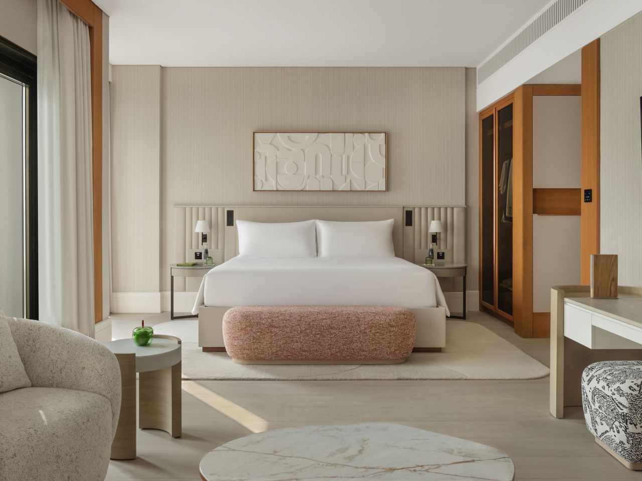 Schlafzimmer in der Suite im Delano Dubai