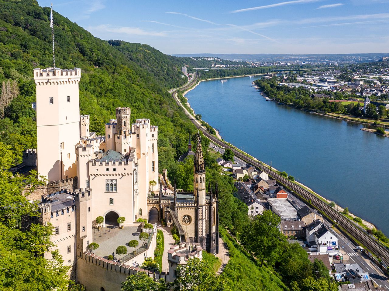 Burg Stolzenfels am Rheinufer