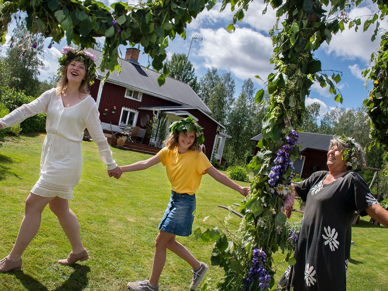 Tanzende Familie in Schweden, Mittsommer-Fest