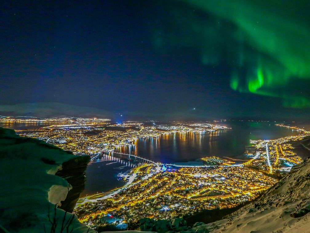 Polarlichter über der norwegischen Stadt Tromso