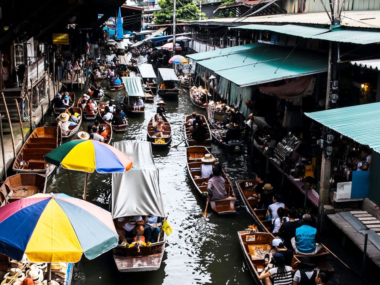 Boote tummeln sich auf einem der Floating Markets von Bangkok