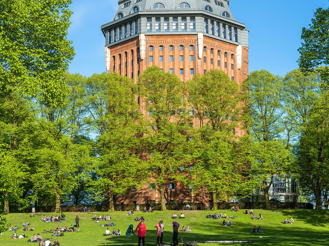 Grüne Bäume vor dem Wasserturm im Schanzenpark