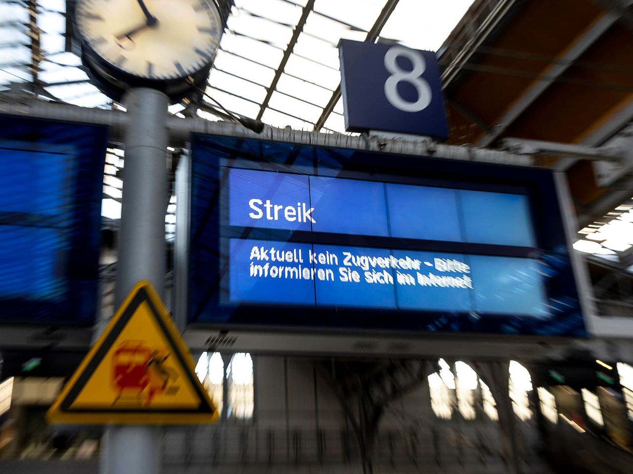 Anzeigetafel „Streik“ am Bahnhof