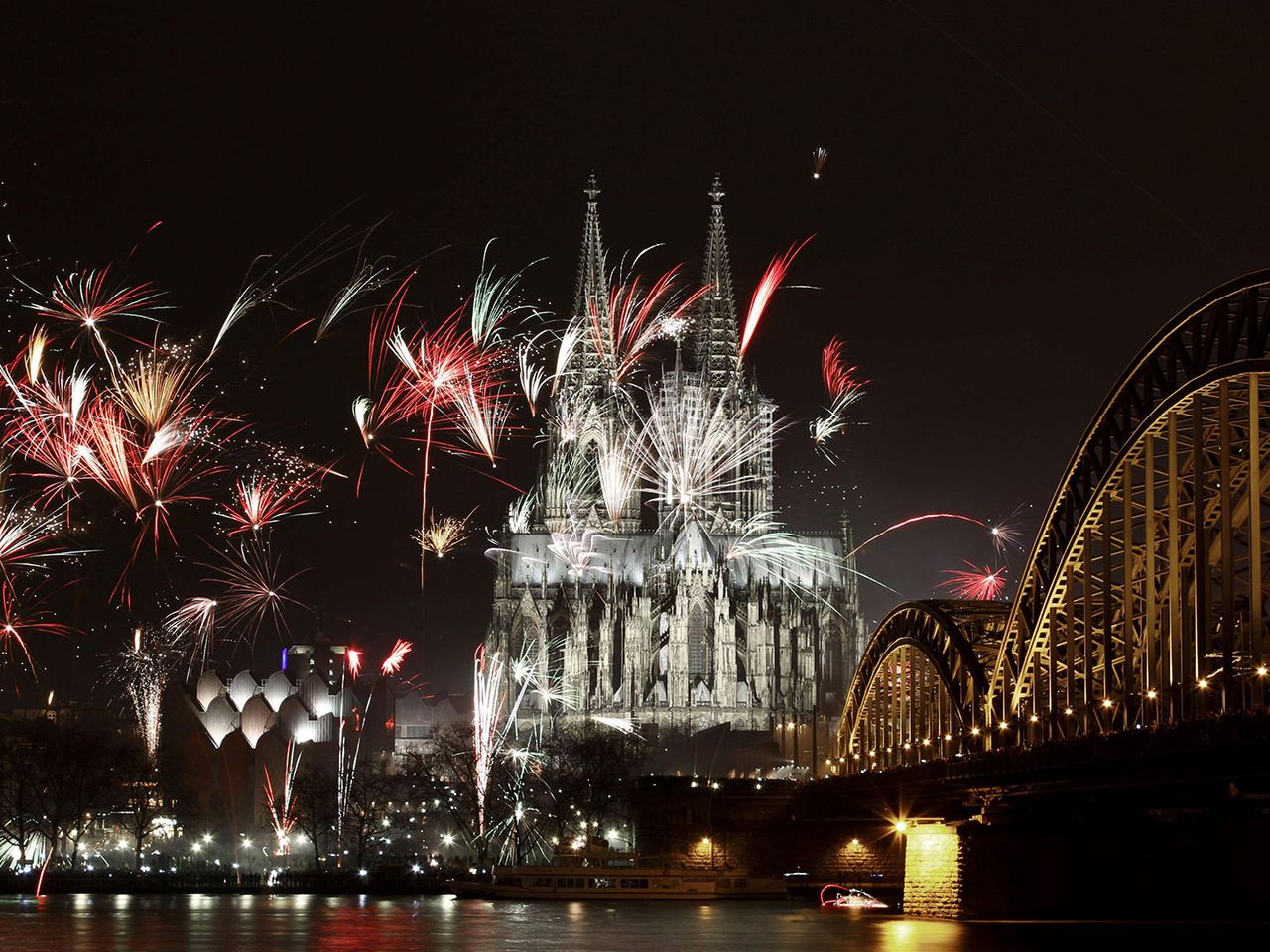 Silvesterfeuerwerk über dem Kölner Dom