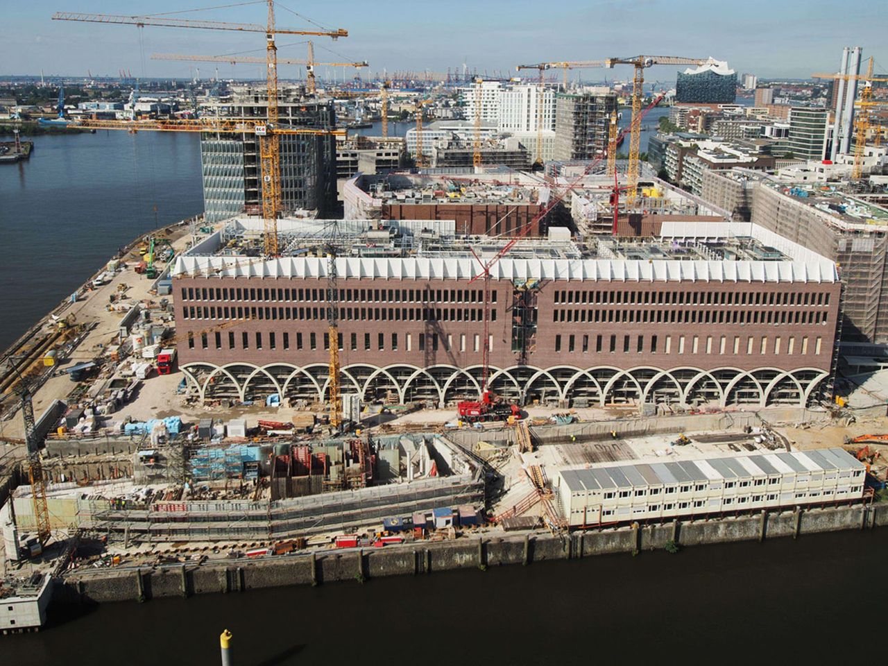 Blick auf das Westfield Überseequartier in der Hafencity