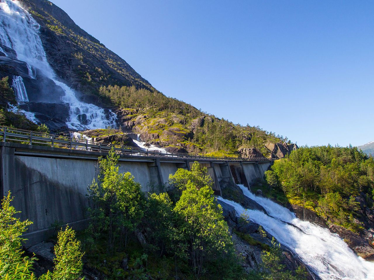 Langfossen, Wasserfall an der Europastraße E134, Norwegen
