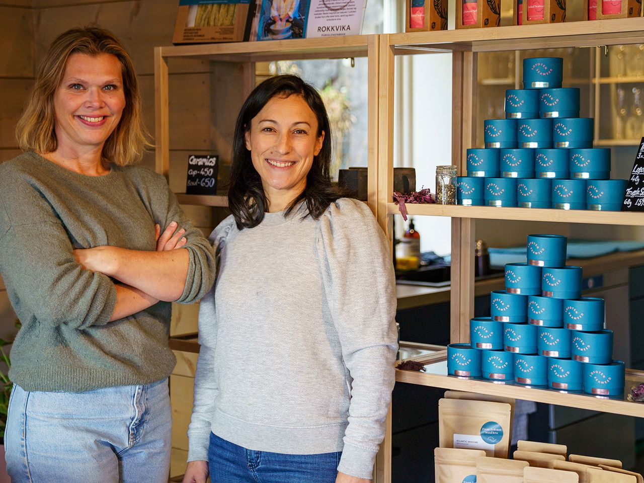 Angelita Eriksen (links) und Tamara Singer in ihrem Laden Lofoten Seaweed