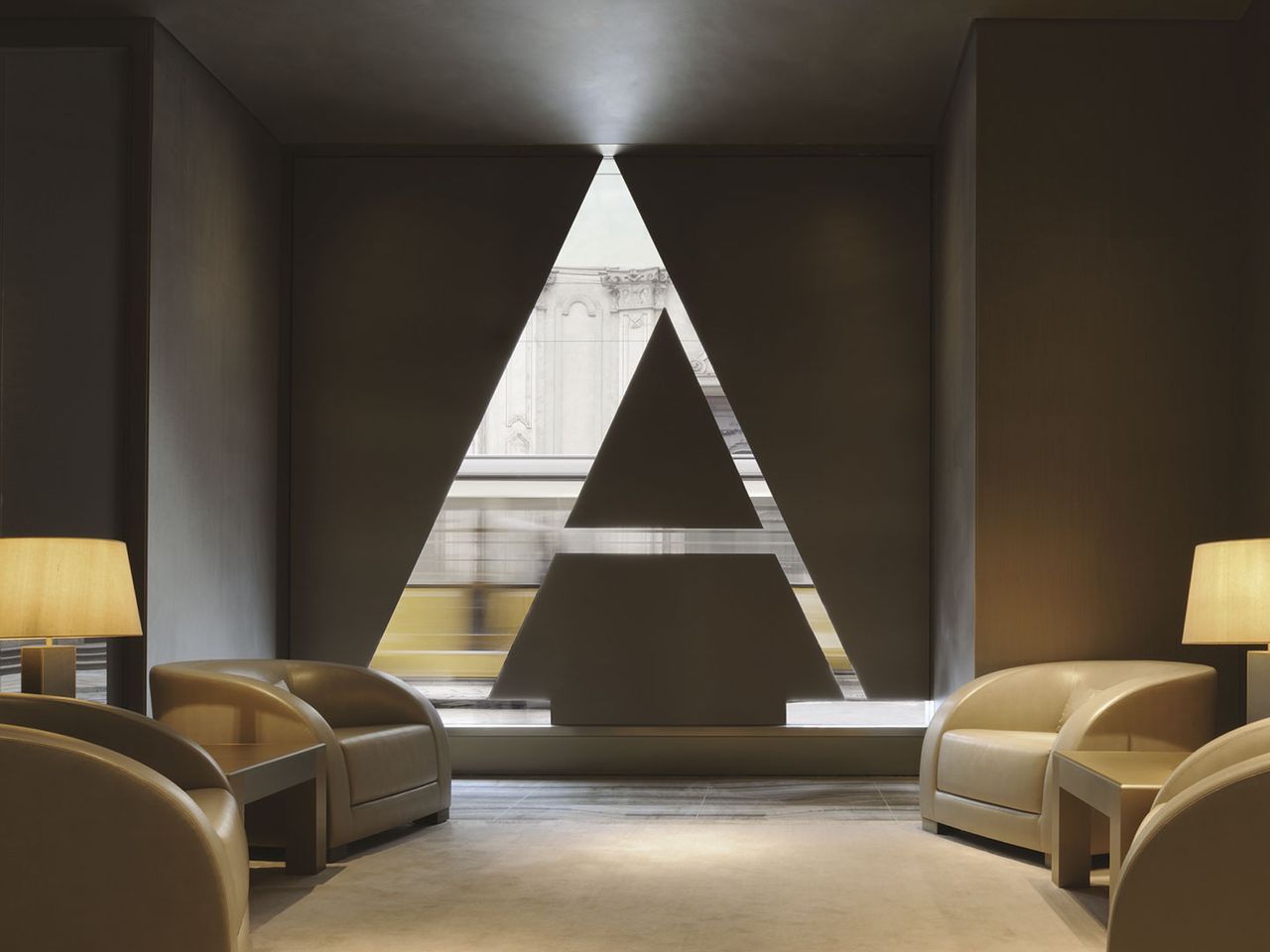 Ein großes „A“ prangt an der Fassade des „Armani Hotel“ in Mailand