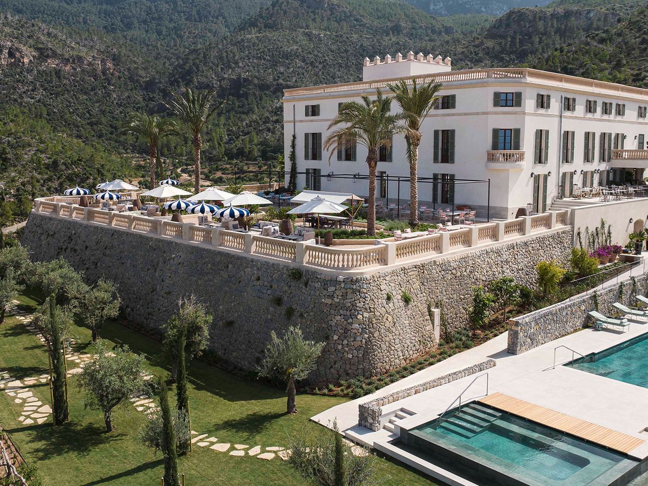 Blick auf die Hotelanlage von Son Bunyola im Tramuntana-Gebirge