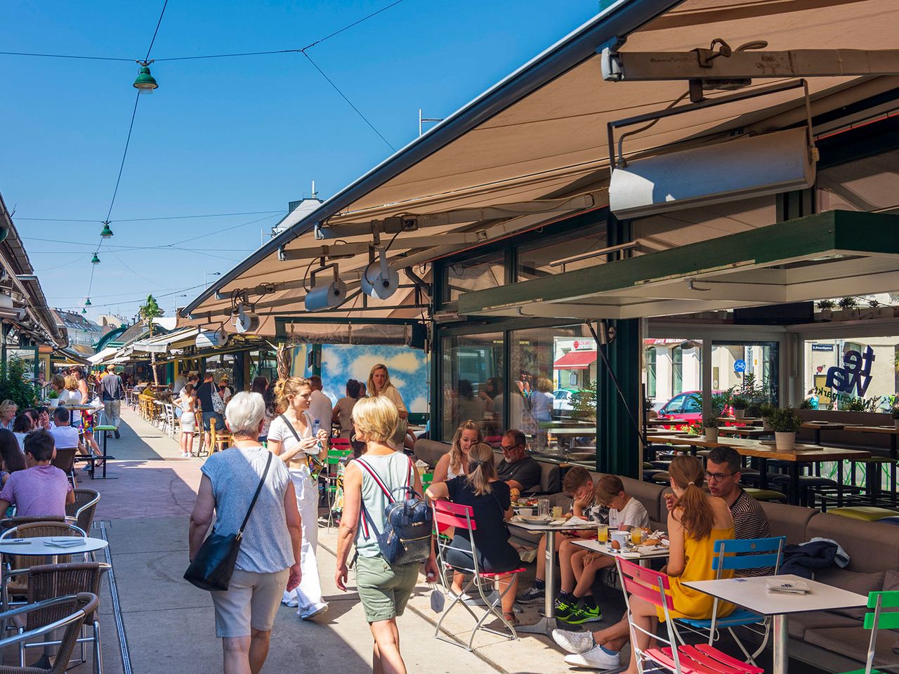 Menschen gehen über den Naschmarkt in Wien