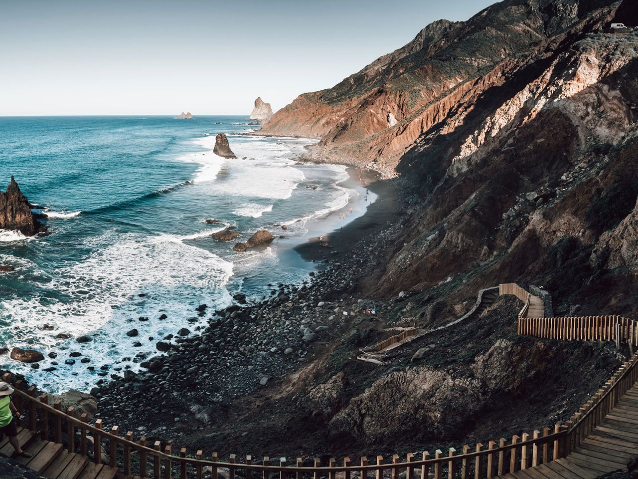 Blick auf die Playa de Benijo, Person geht Steintreppen zum Strand hinunter