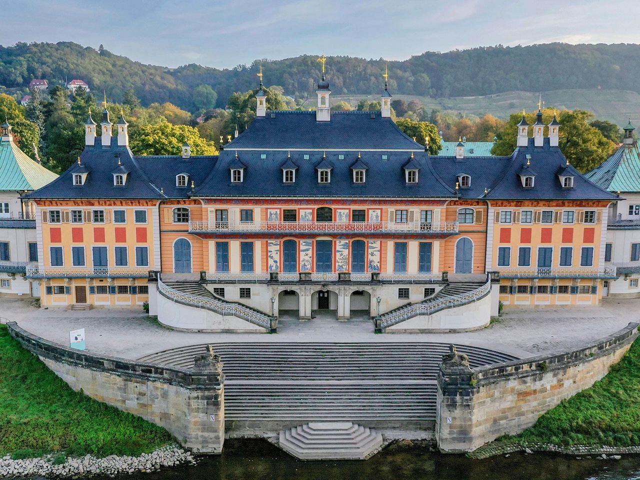 Blick von oben auf Schloss Pillnitz