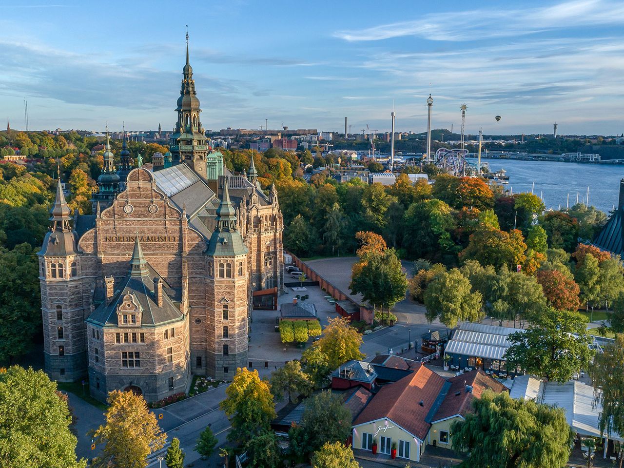 Blick von oben auf das Nordische Museum auf der Insel Djurgården
