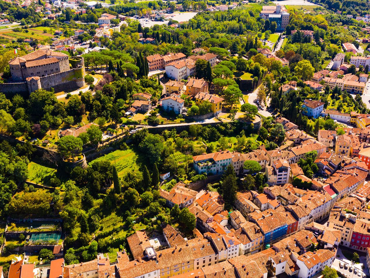 Castello und Häuser in Gorizia, Luftaufnahme