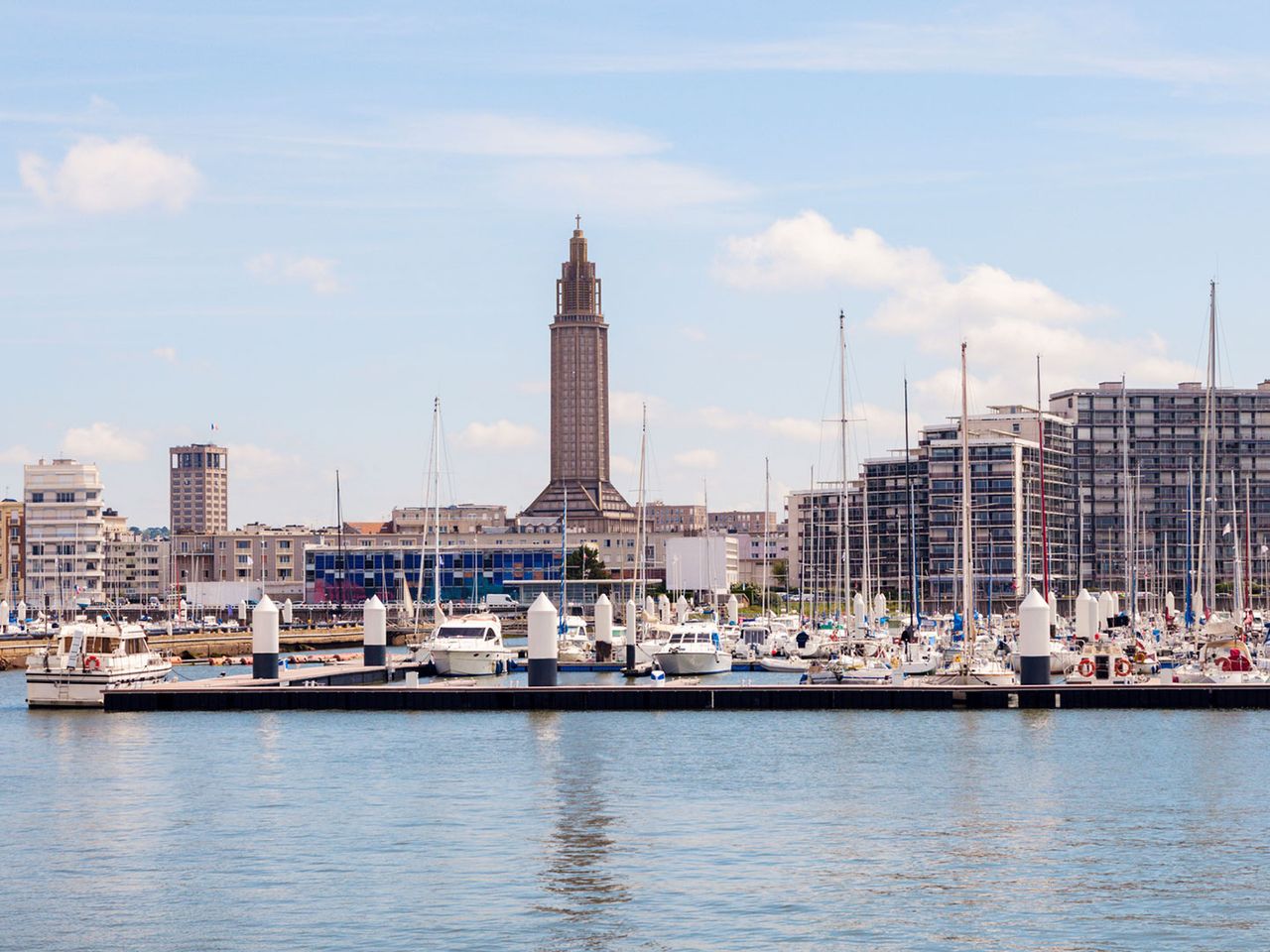 Blick auf Hafen und Kirche St. Joseph, Le Havre