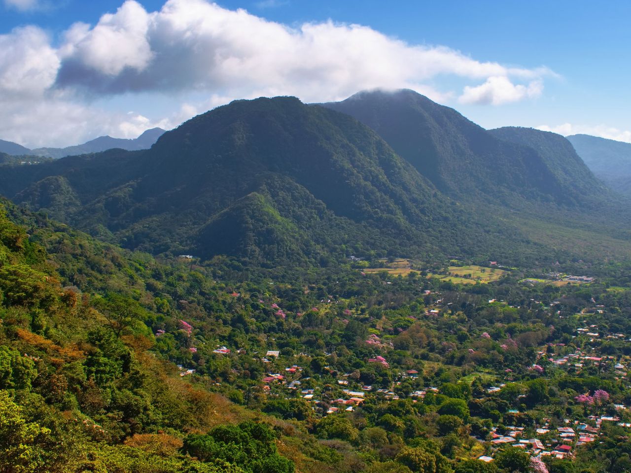 Blick auf El Valle de Antón und umliegende Natur