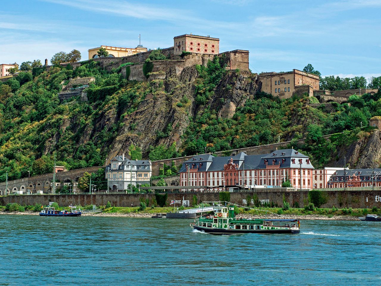 Festung Ehrenbreitstein am Rheinufer