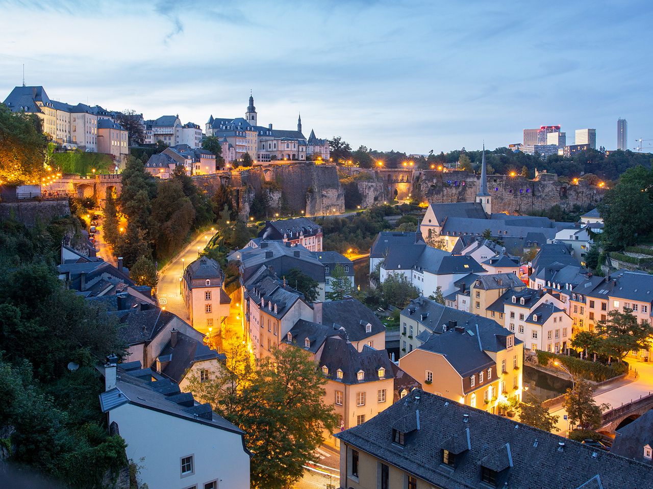 Blick auf Grund und die Altstadt zur Dämmerung, Luxemburg Stadt