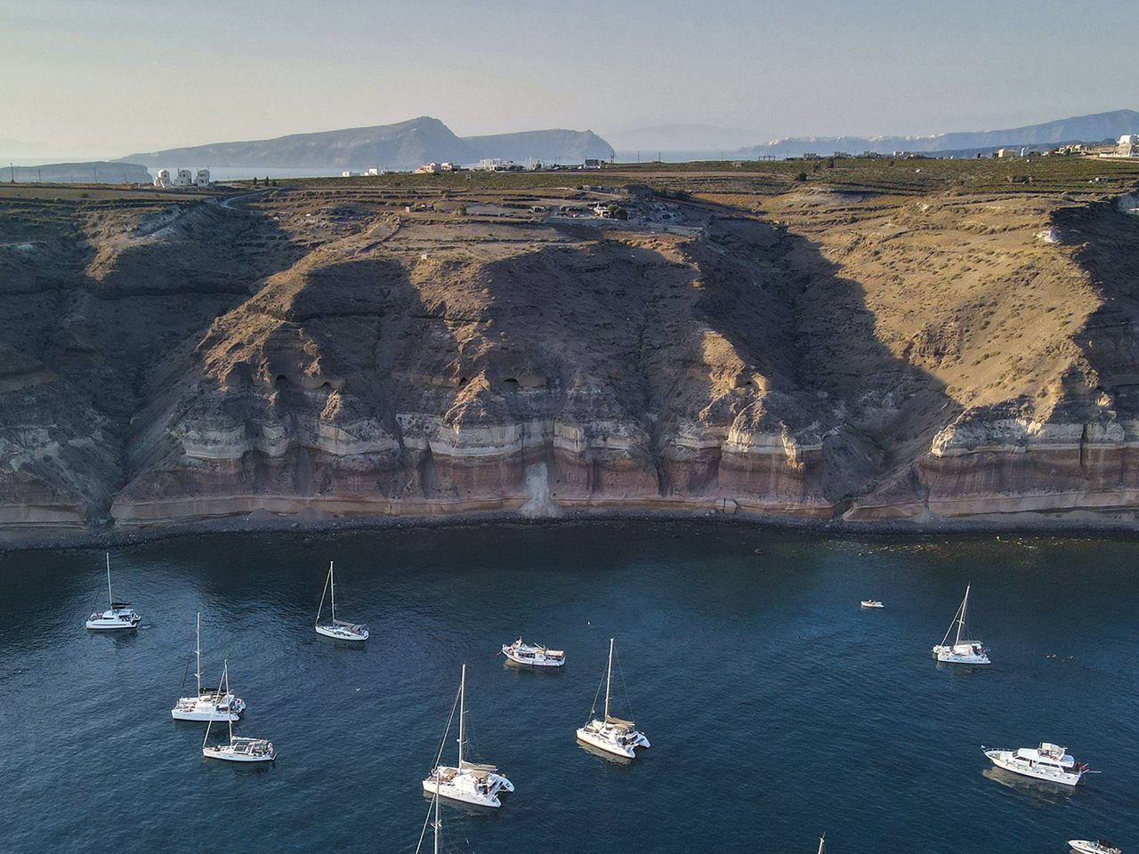 Boote vor der Küste Santorinis