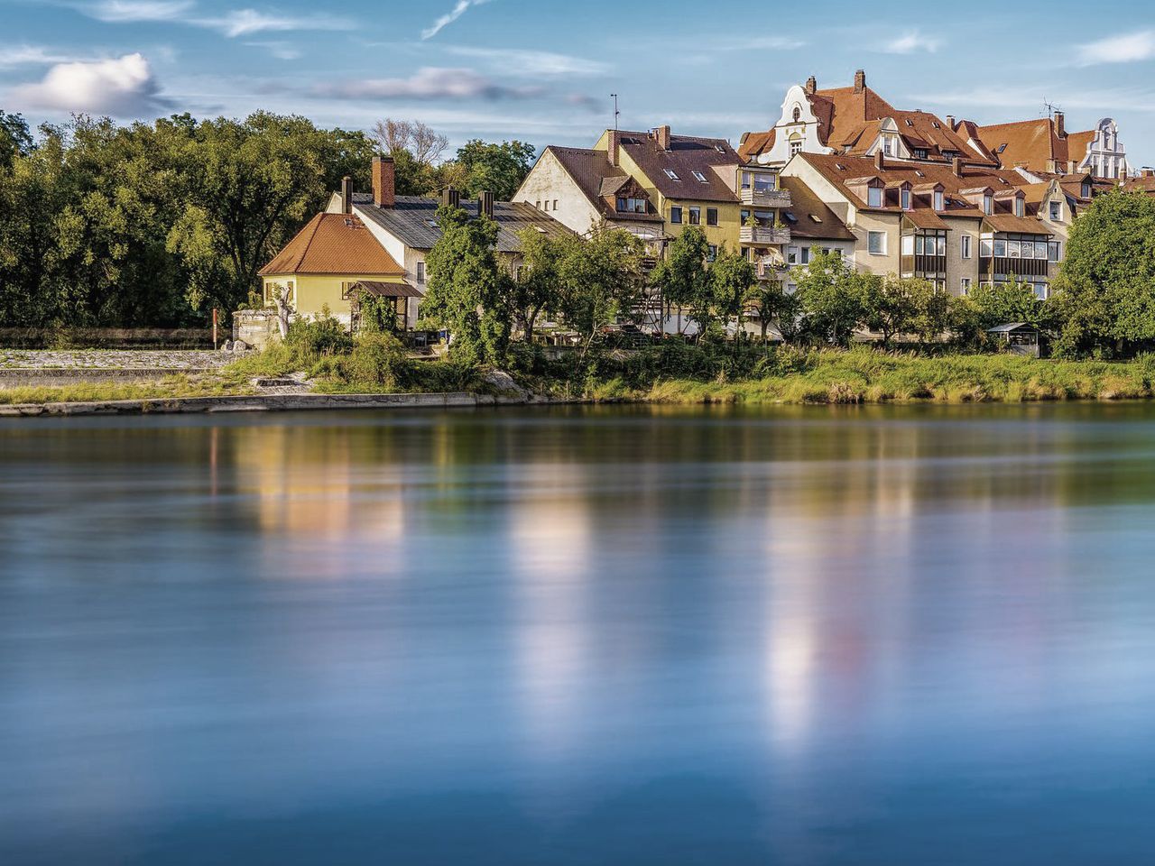 Die Donau fließt durch Regensburg, Bayern