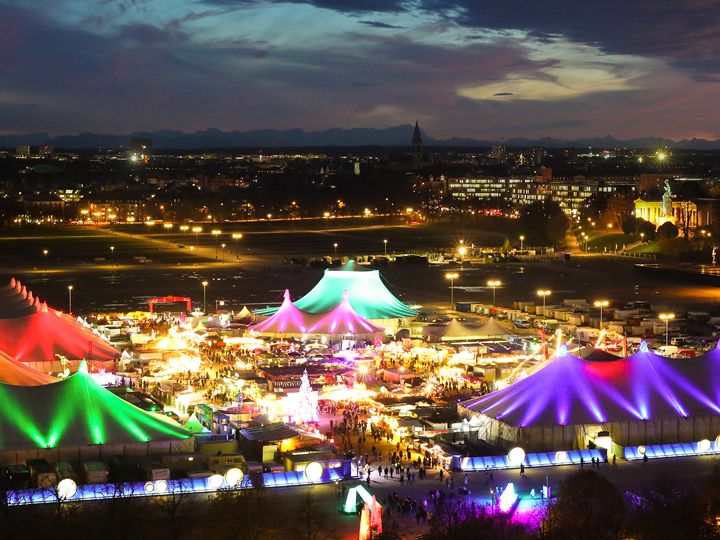 Bunt erleuchtete Festzelte auf der Theresienwiese in München