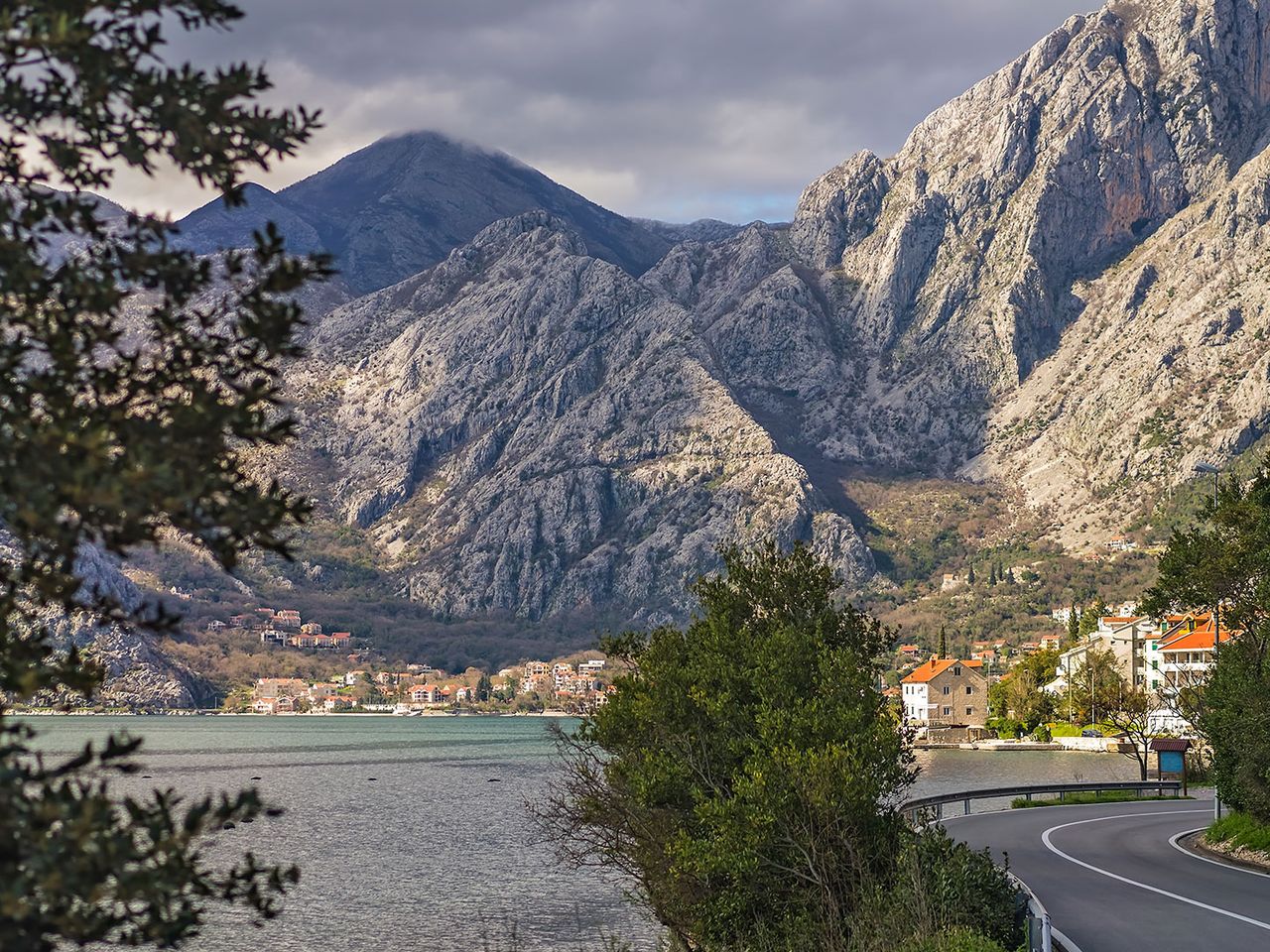 Küste von Kotor in Montenegro mit Blick auf Gipfelkette, Balkan