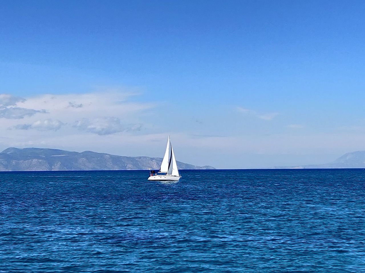 Segelboot im Saronischen Golf, Griechenland