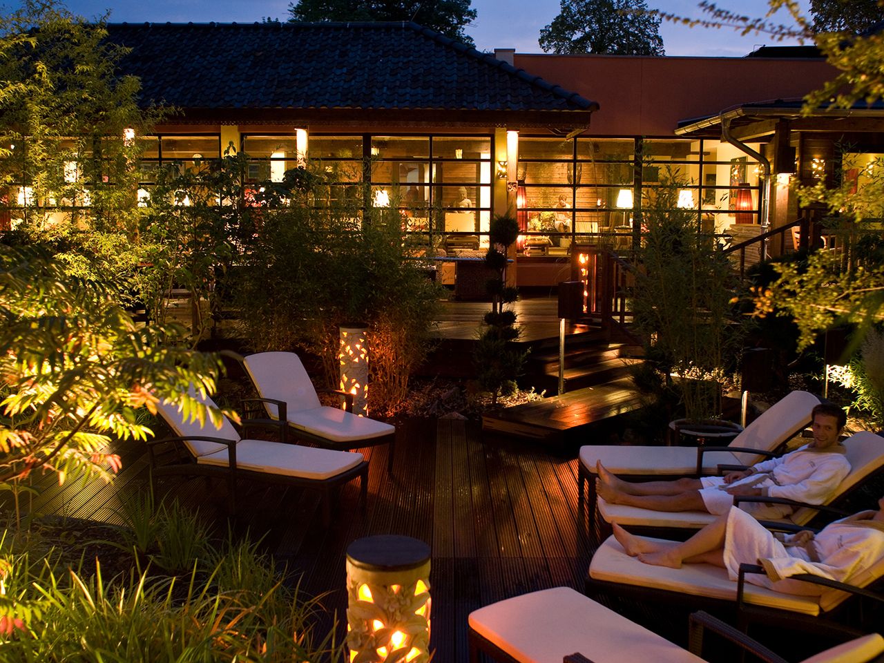 Der stilvolle Außenbereich der Bali Therme in Bad Oeynhausen