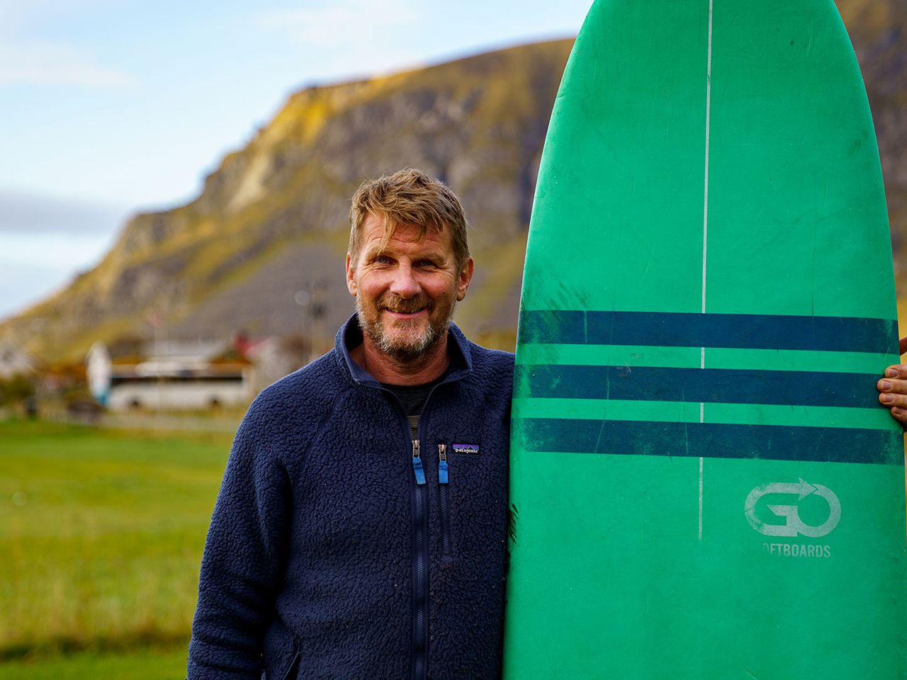 Tommy Olsen mit Surfbrett in Unstad
