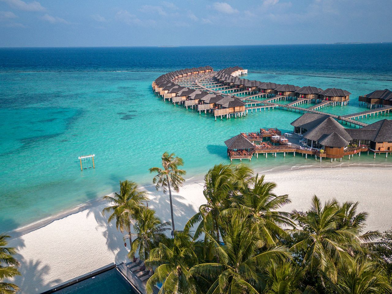 Luftaufnahme von Resorts und Palmen am Strand, Malediven