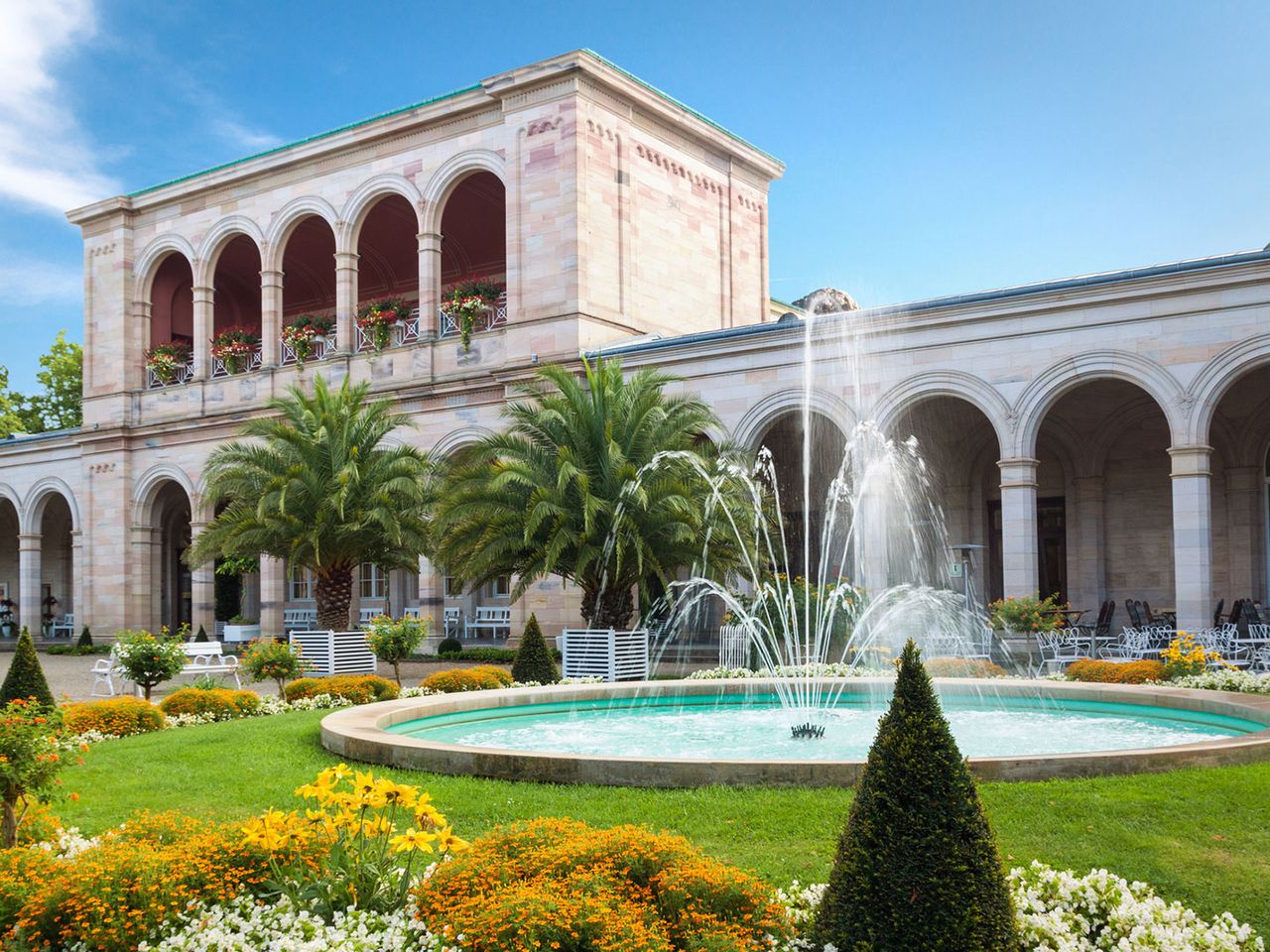 Kurpark mit Tourist-Information und Brunnen, Bad Kissingen