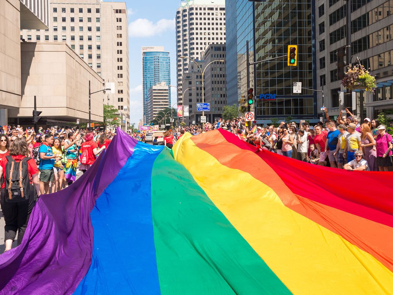 gigantische Regenbogenflagge bei der Pride-Parade in Montreal, Kanada