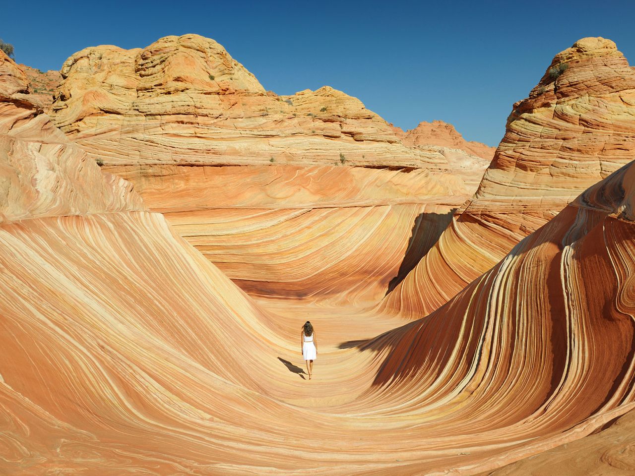 Frau beschreitet den Wave Rock in Australien